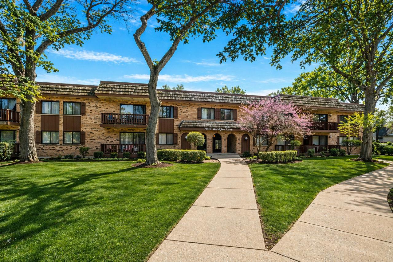 7930 Woodglen Ln. #209, Downers Grove, IL 60516