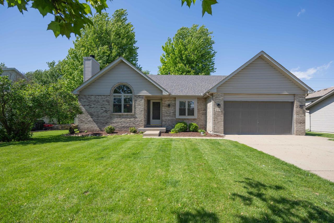 219 Wolverine Dr., Oswego, IL 60543
