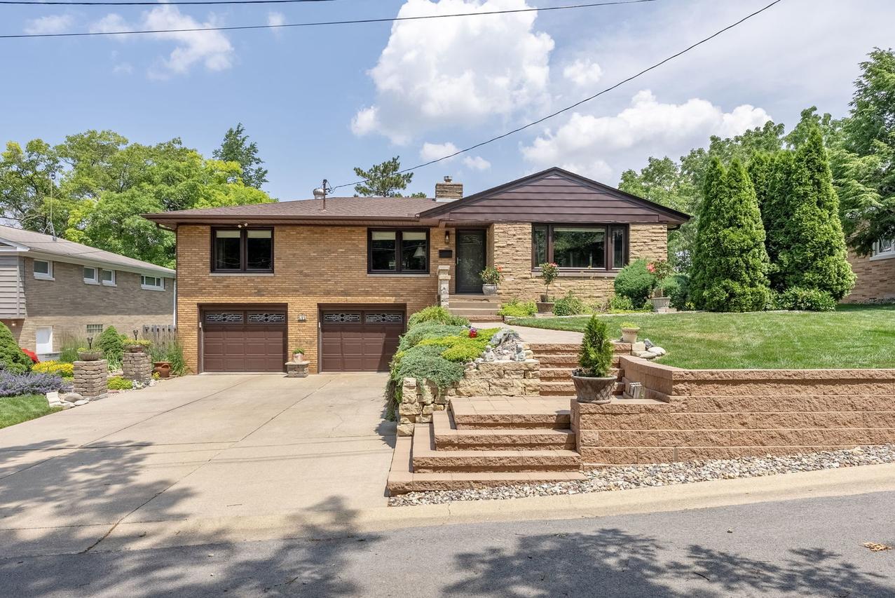 615 20th Avenue Ct., East Moline, IL 61244