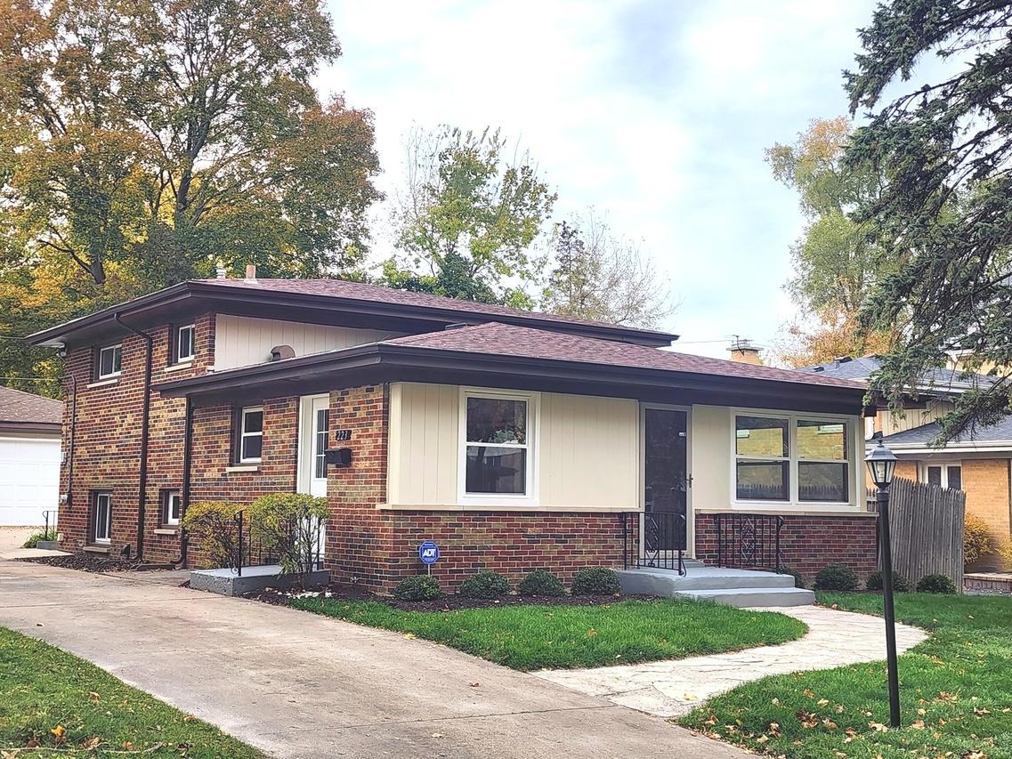 223 Kenloch Ave., Libertyville, IL 60048
