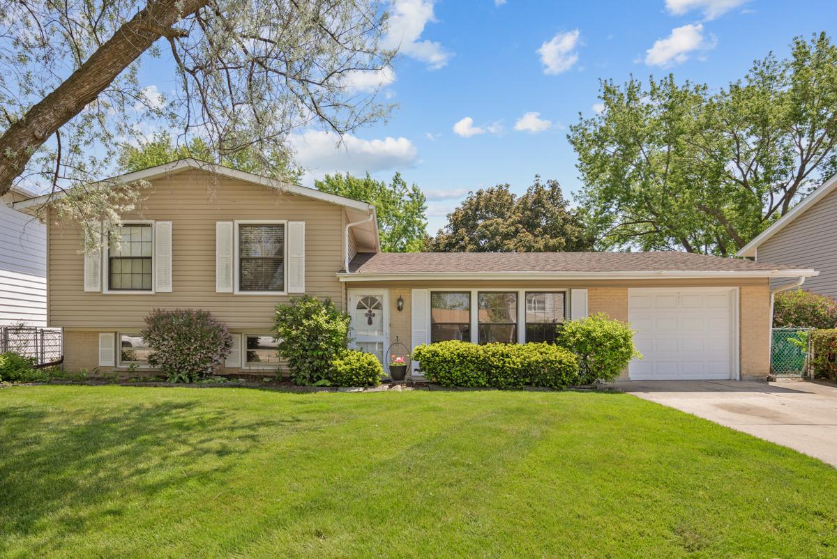 974 Yorkshire Dr., Hanover Park, IL 60133