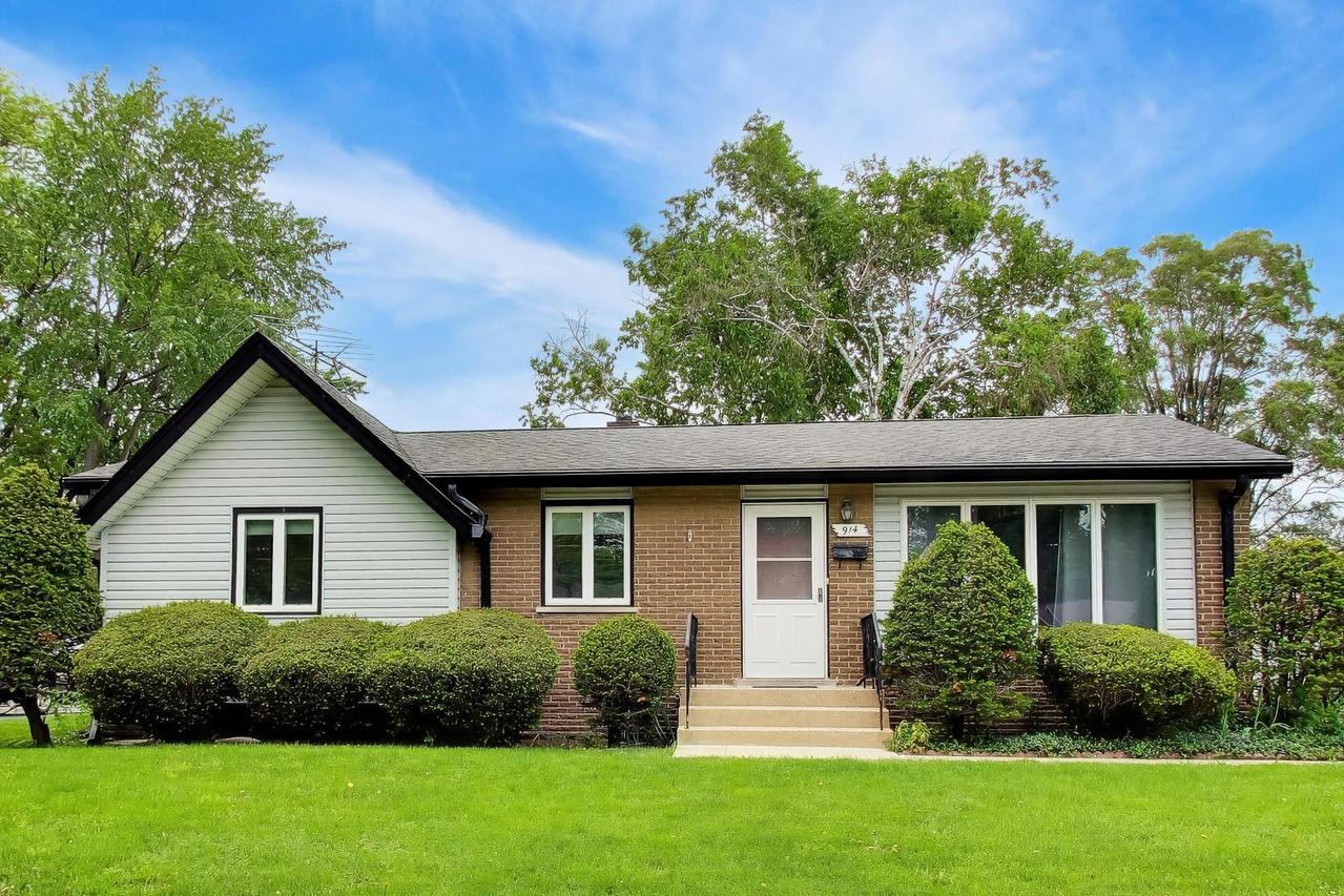 914 Coach Rd., Homewood, IL 60430