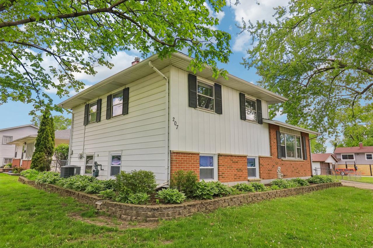 207 N Idlewild Ave., Mundelein, IL 60060