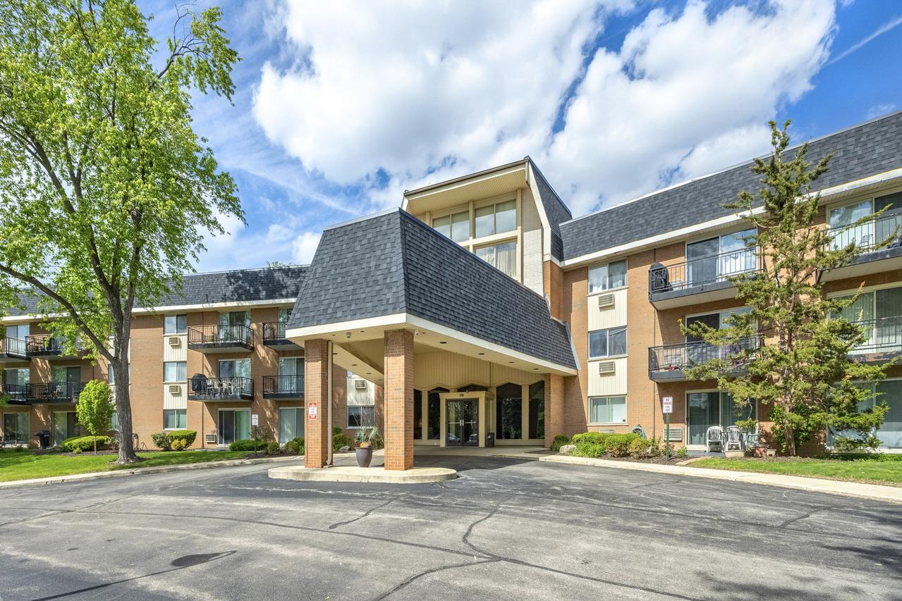 1198 Royal Glen Dr. #304A, Glen Ellyn, IL 60137