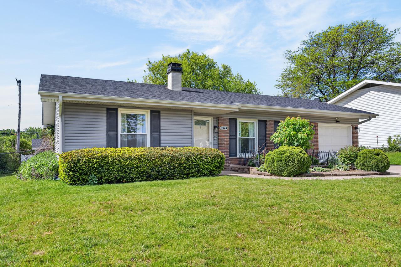 1345 Devonshire Ln., Hoffman Estates, IL 60169