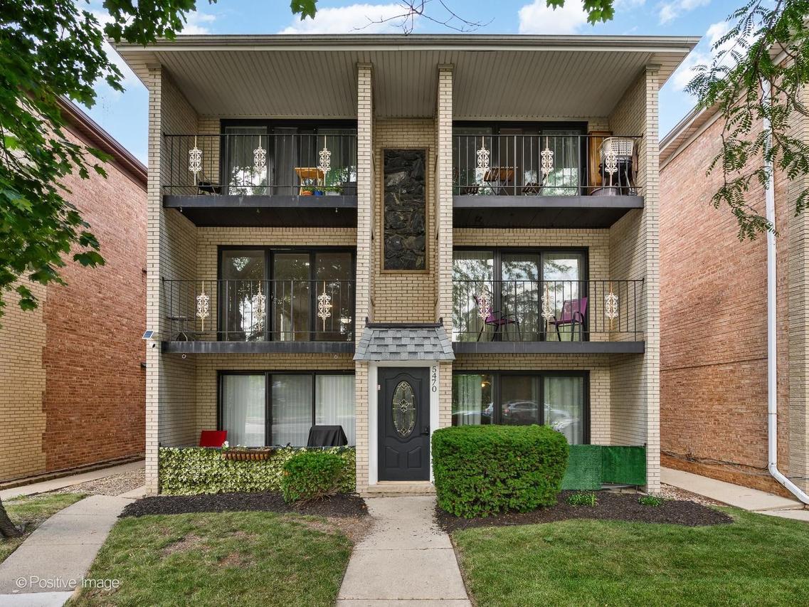 5470 W Higgins Ave. #2W, Chicago, IL 60630