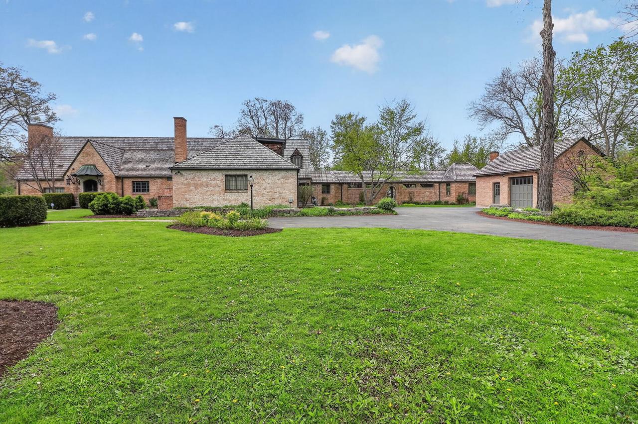 33W480 Thorncroft Dr., Wayne, IL 60184