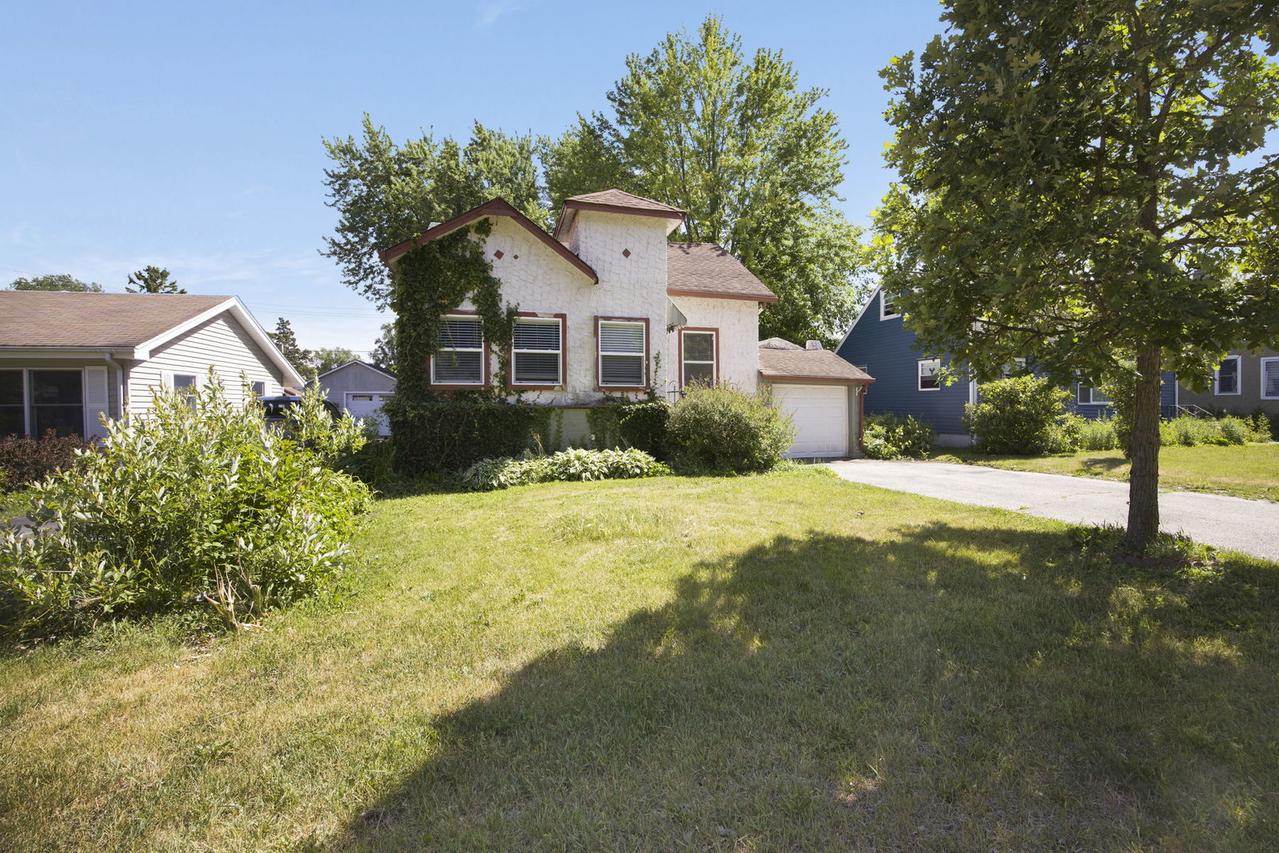 1349 Floresta, Crystal Lake, IL 60014
