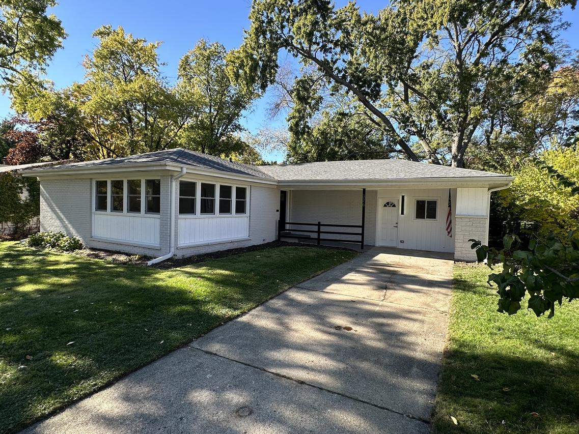 326 Indian Dr., Glen Ellyn, IL 60137