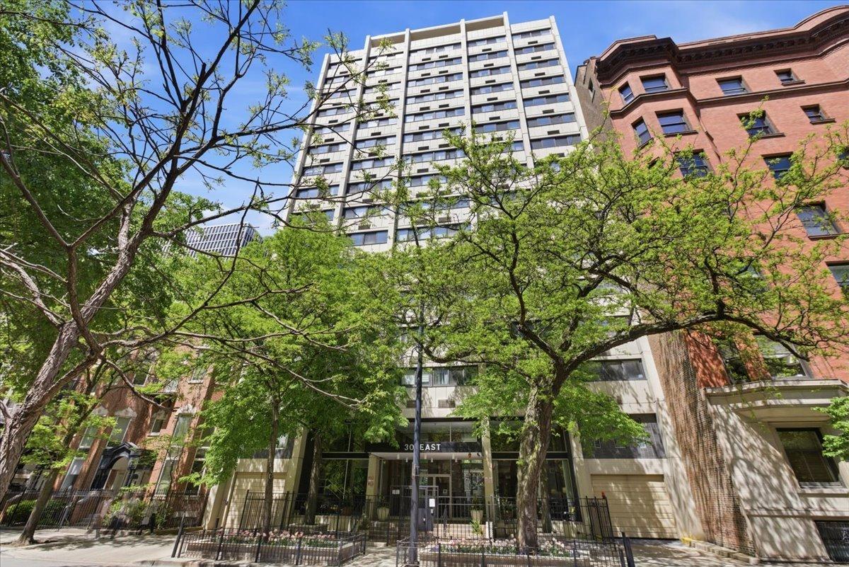30 E Division St. #2A, Chicago, IL 60610