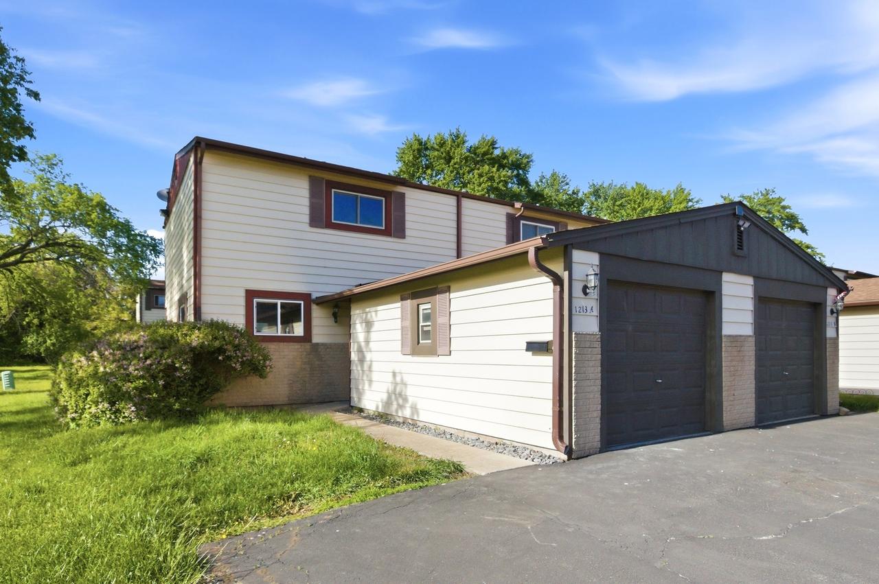 1213 Cedarwood Dr. #A, Crest Hill, IL 60403