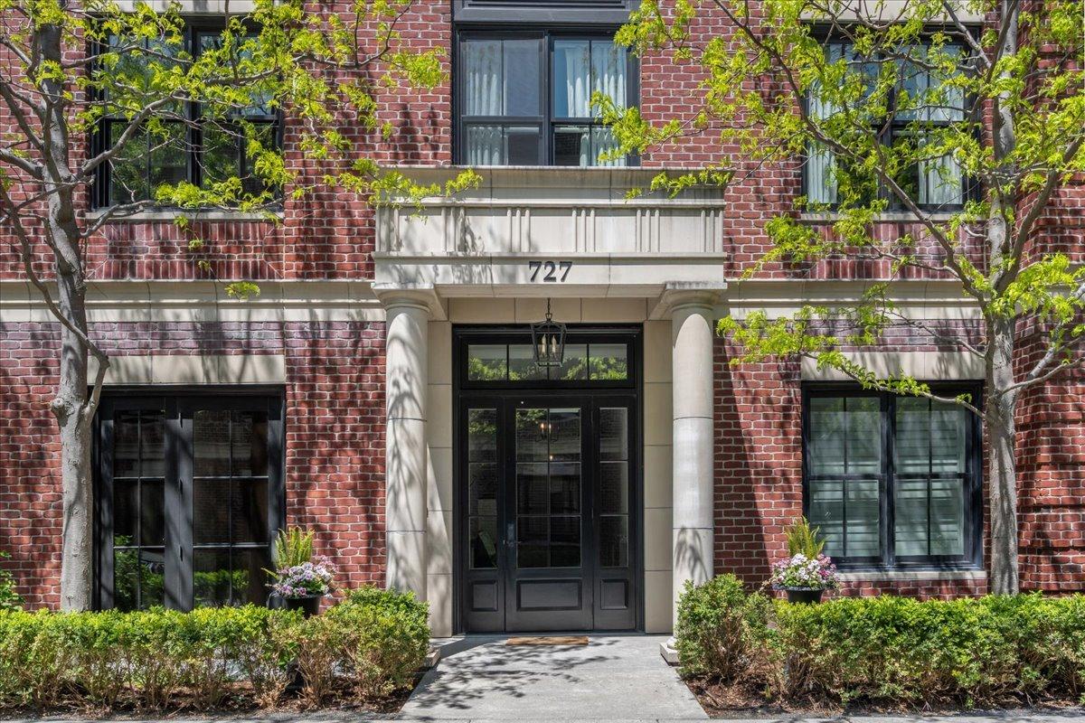 727 N Mckinley Rd. #100, Lake Forest, IL 60045