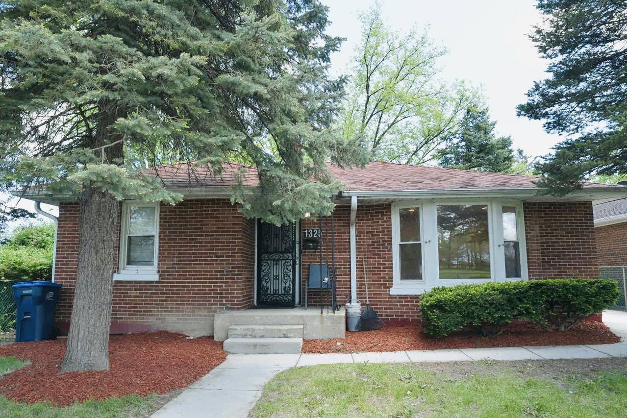 1325 Glenn Dr., North Chicago, IL 60064
