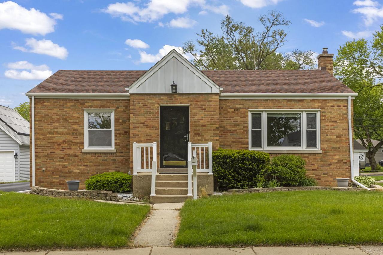 109 S Hudson St., Westmont, IL 60559
