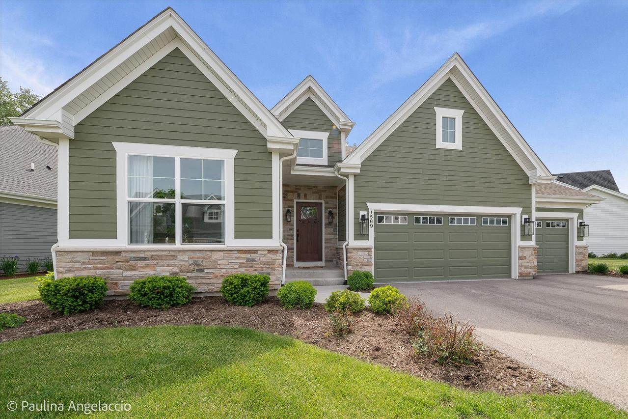 1569 Dempsey Dr., St. Charles, IL 60174