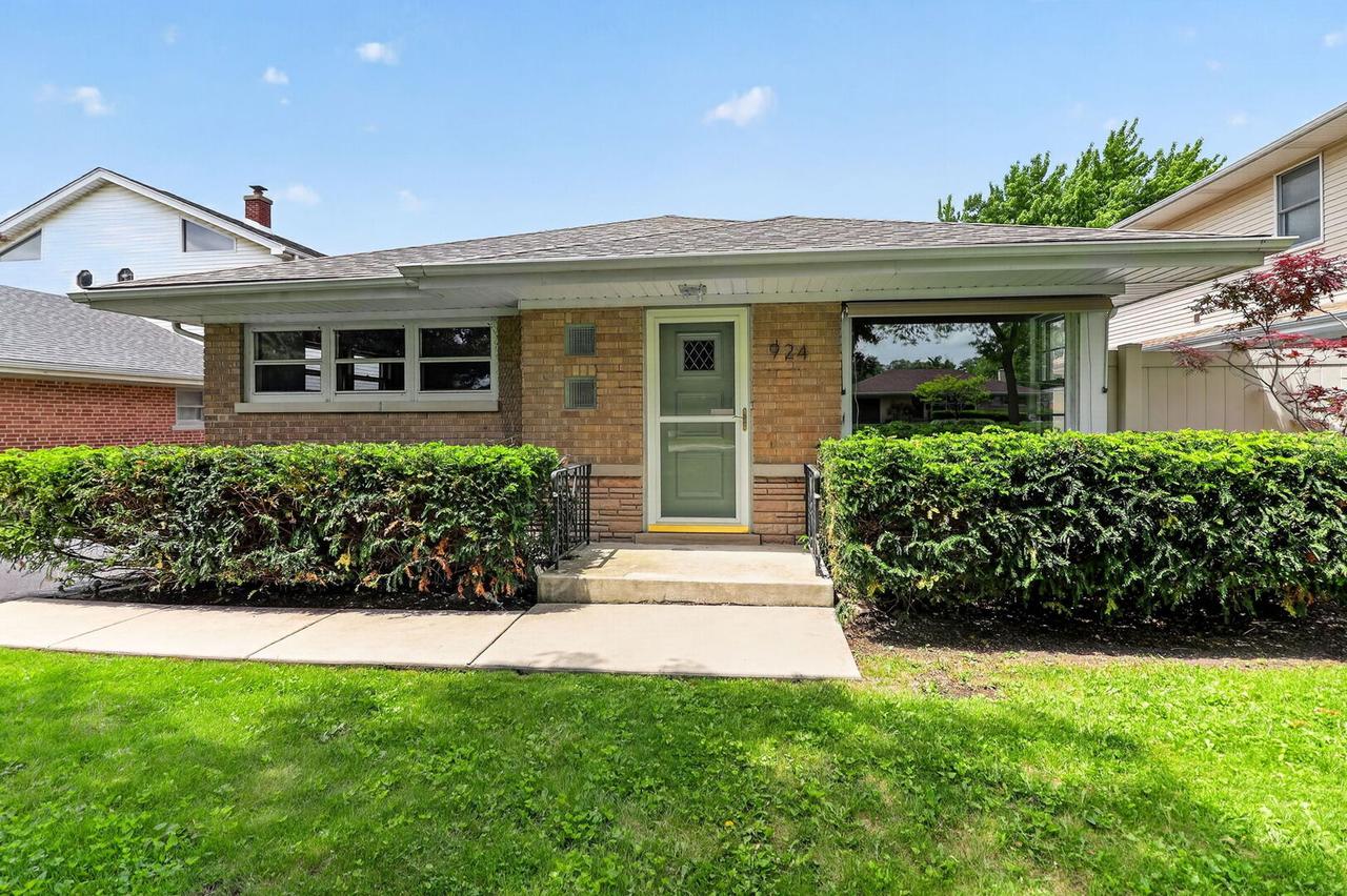 924 S Hillcrest Ave., Elmhurst, IL 60126