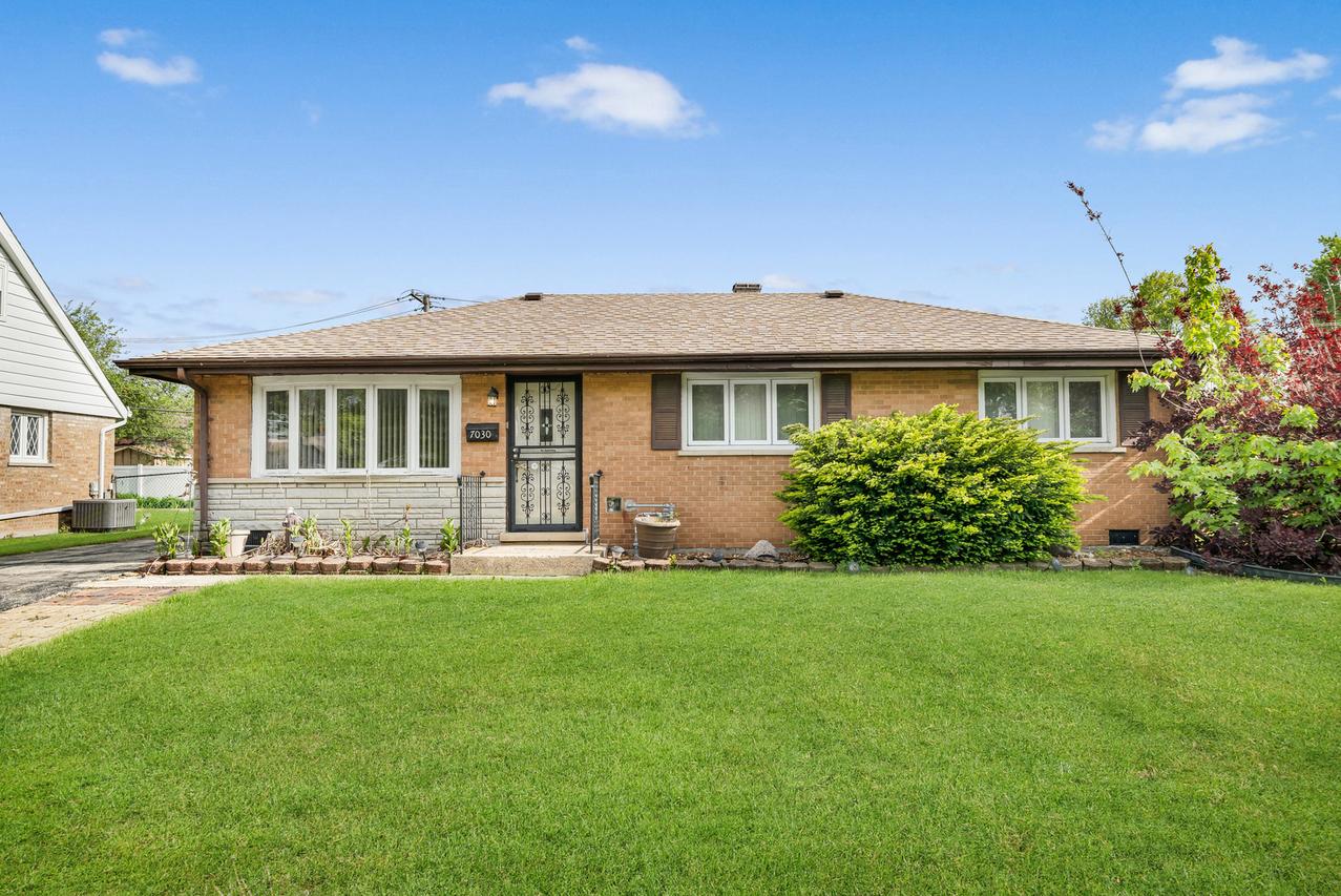 7030 Saratoga Dr., Bridgeview, IL 60455