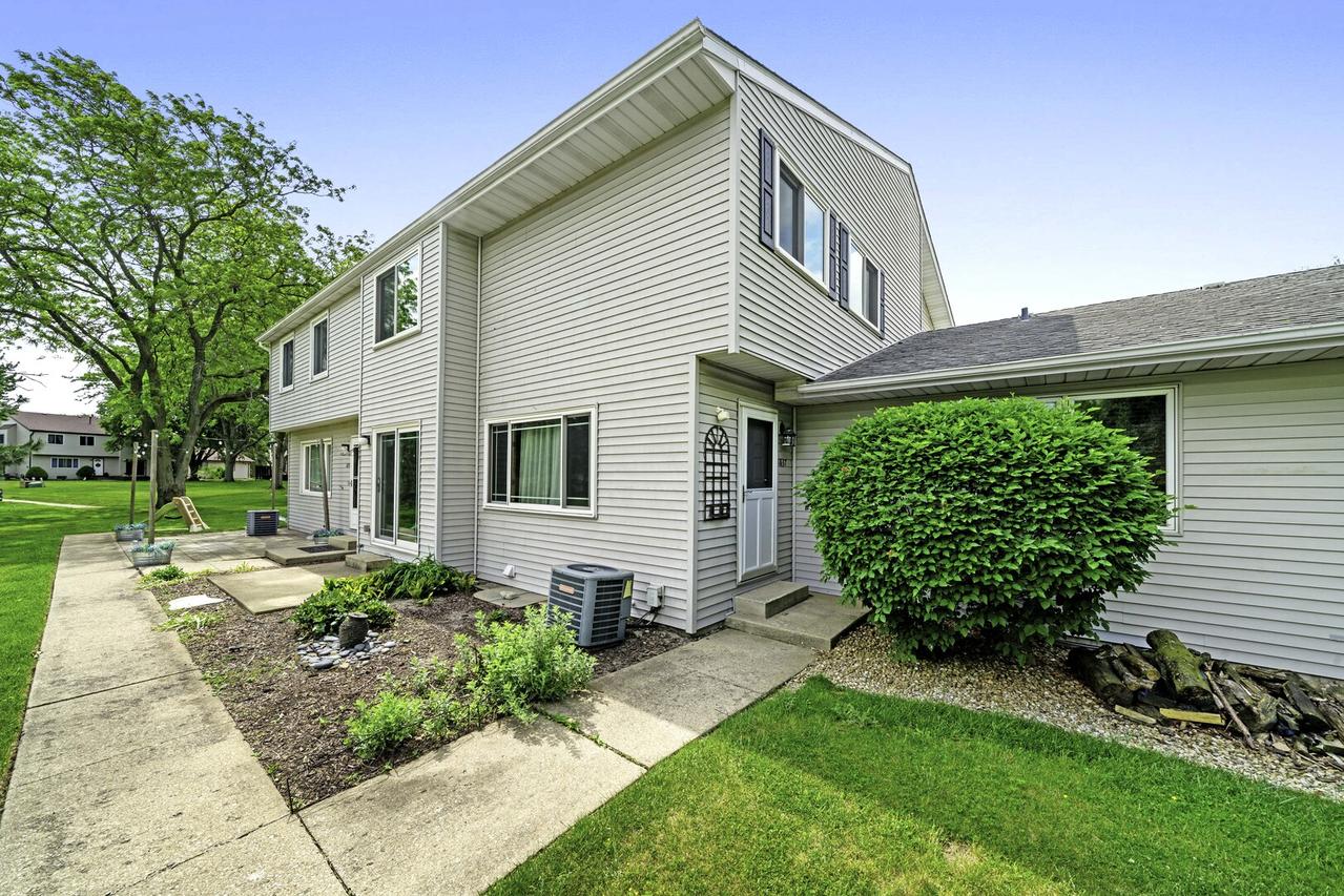 1837 Kerrybrook Ct., Sycamore, IL 60178