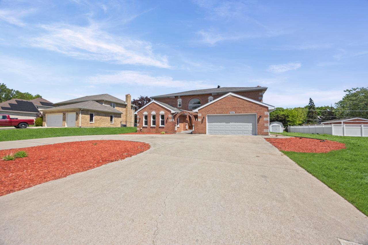 725 N 8th Ave., Addison, IL 60101