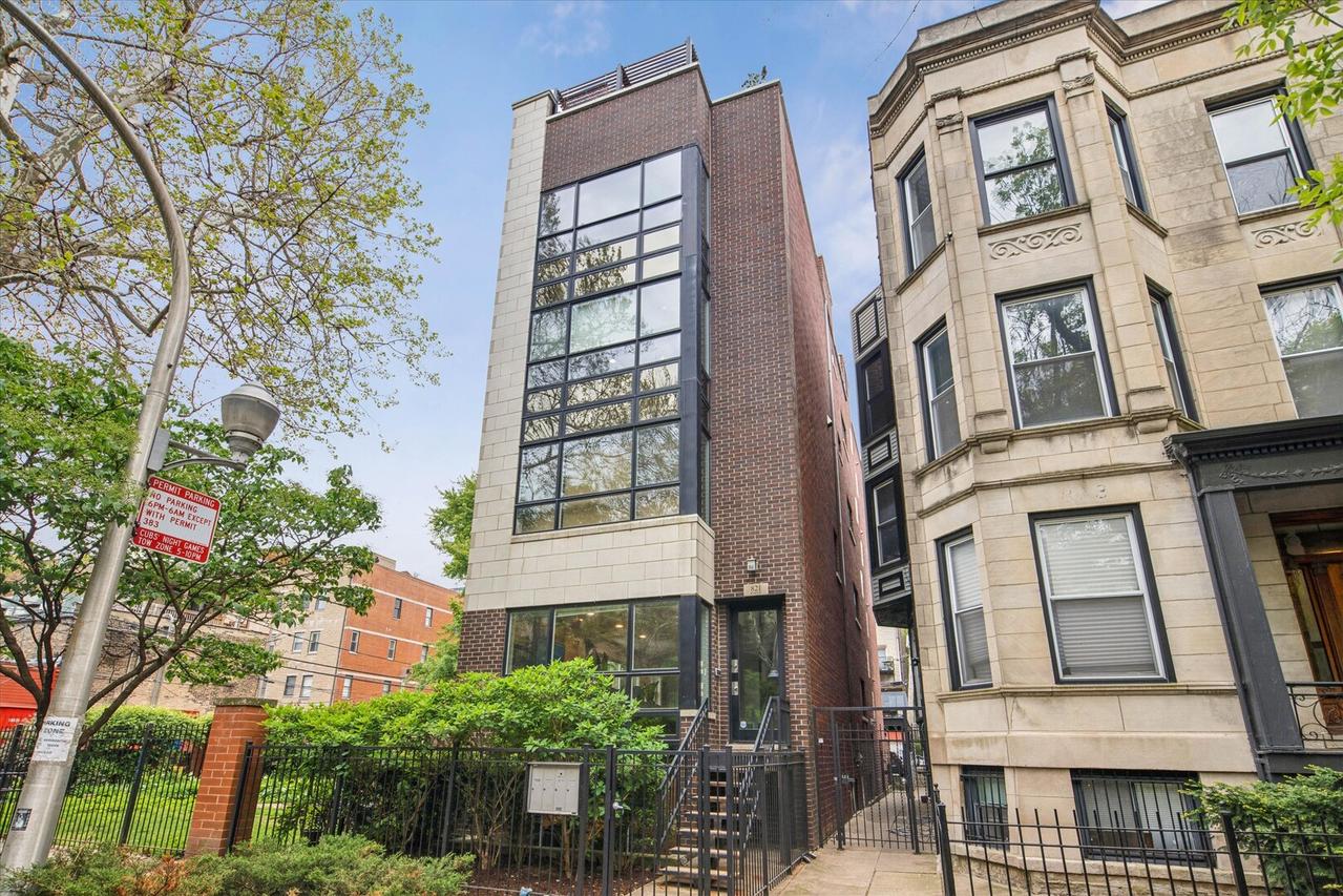 821 W Roscoe St. #1, Chicago, IL 60657