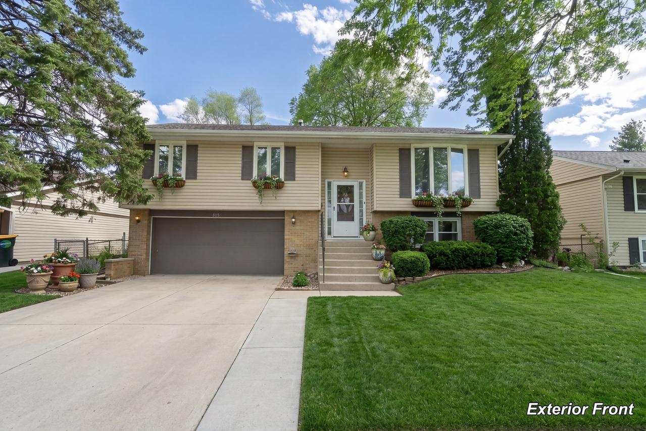 815 Oriole Dr., Streamwood, IL 60107