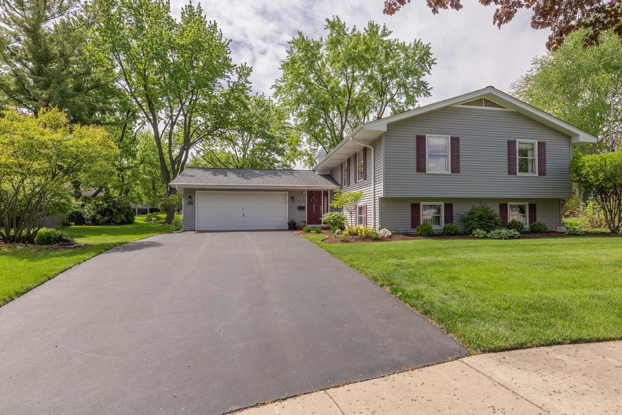 520 S 15th Ct., St. Charles, IL 60174