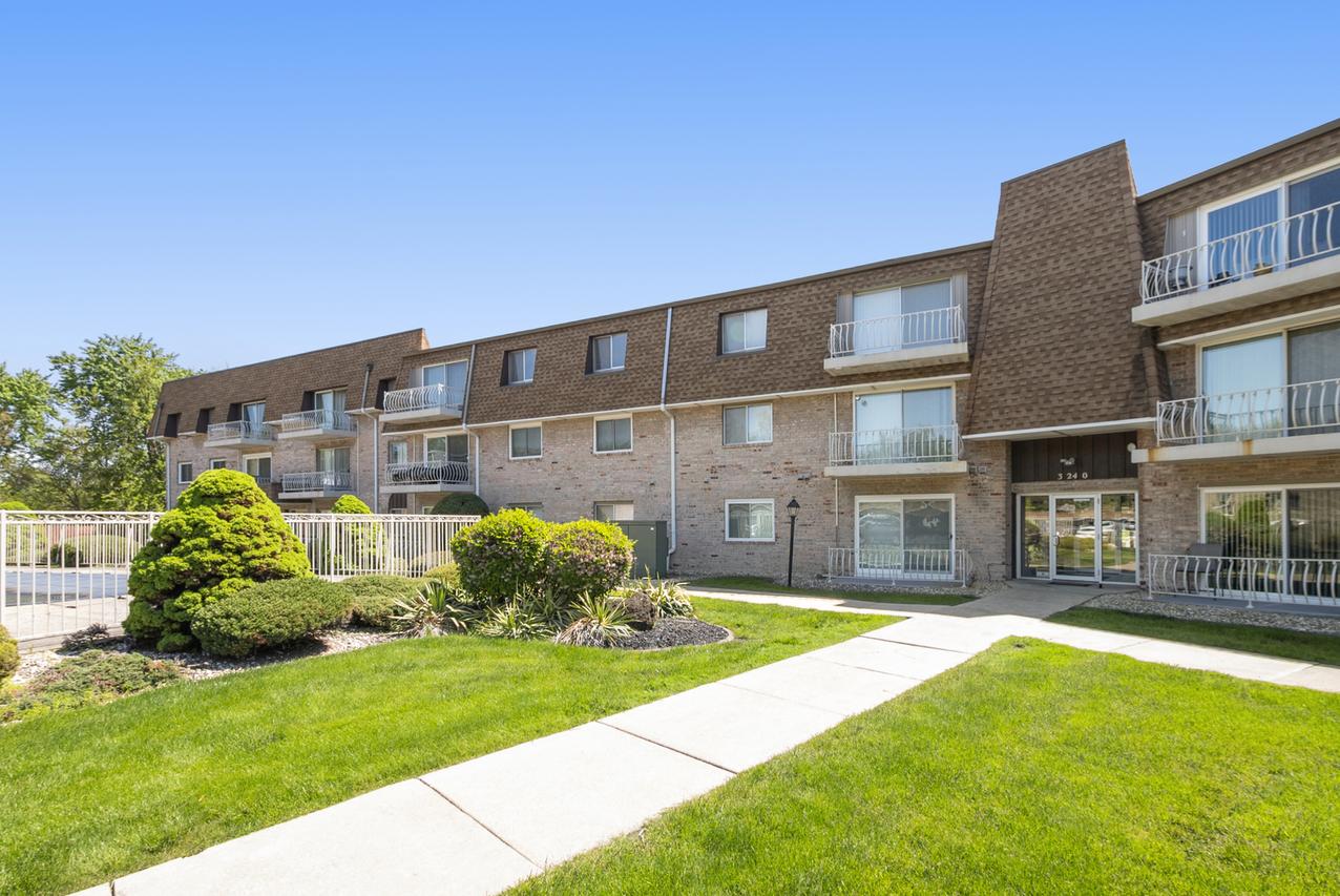 3240 N Manor Dr. #130, Lansing, IL 60438