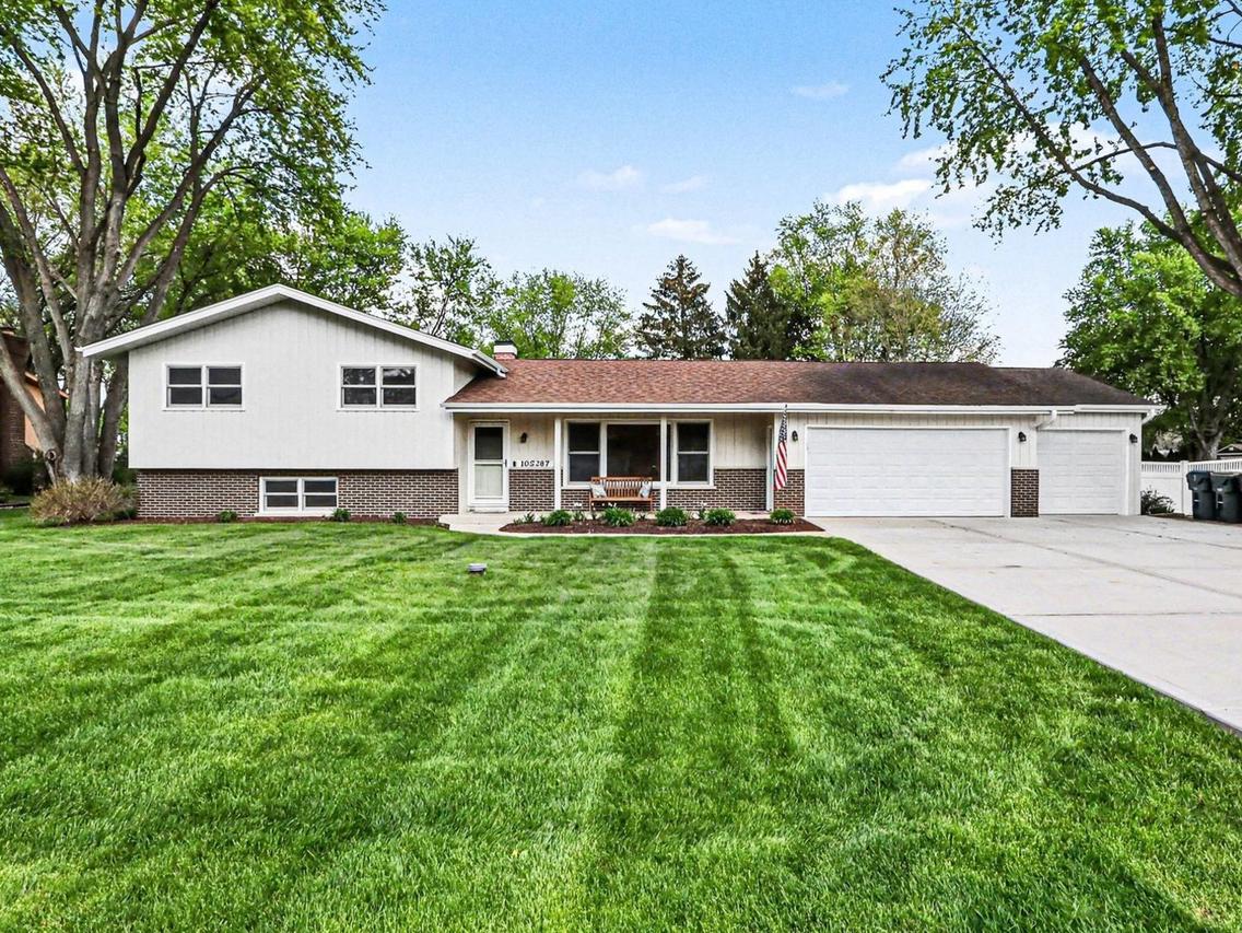 10S287 Alma Ln., Naperville, IL 60564