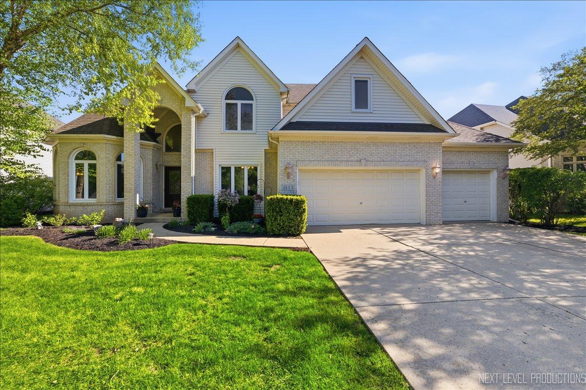 811 W Thornwood Dr., South Elgin, IL 60177
