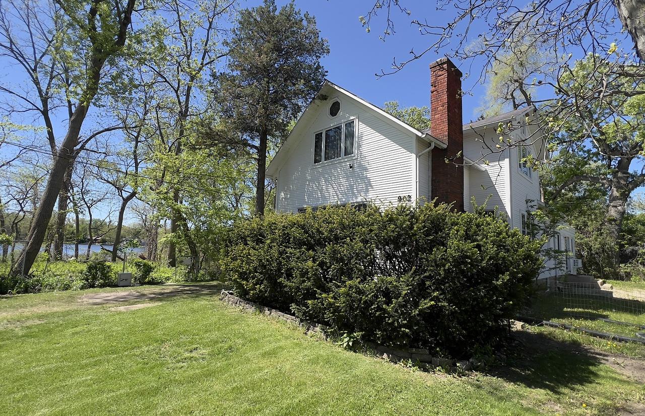 902 N Lake Shore Dr., Round Lake Beach, IL 60073