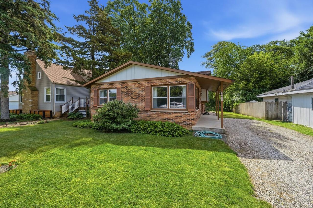 629 N Lakeview Dr., Round Lake, IL 60073