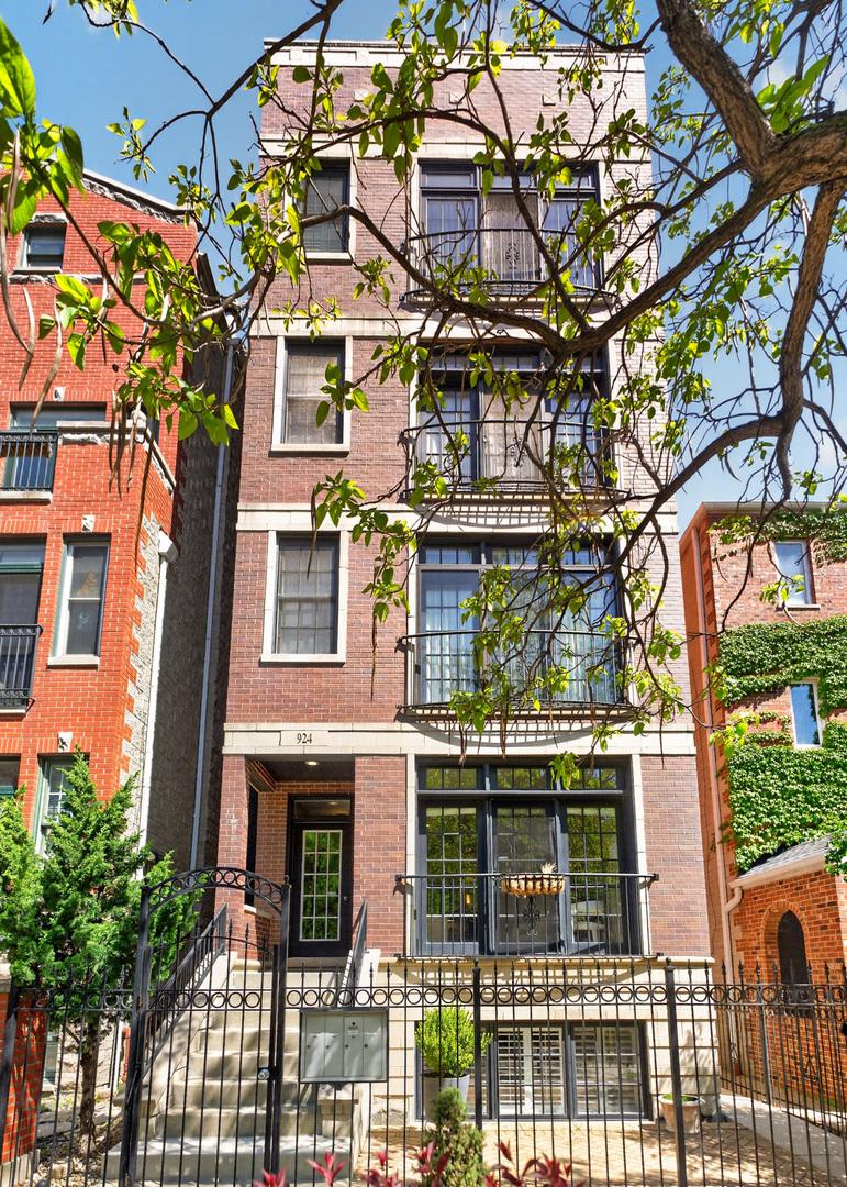 924 W Roscoe St. #1, Chicago, IL 60657