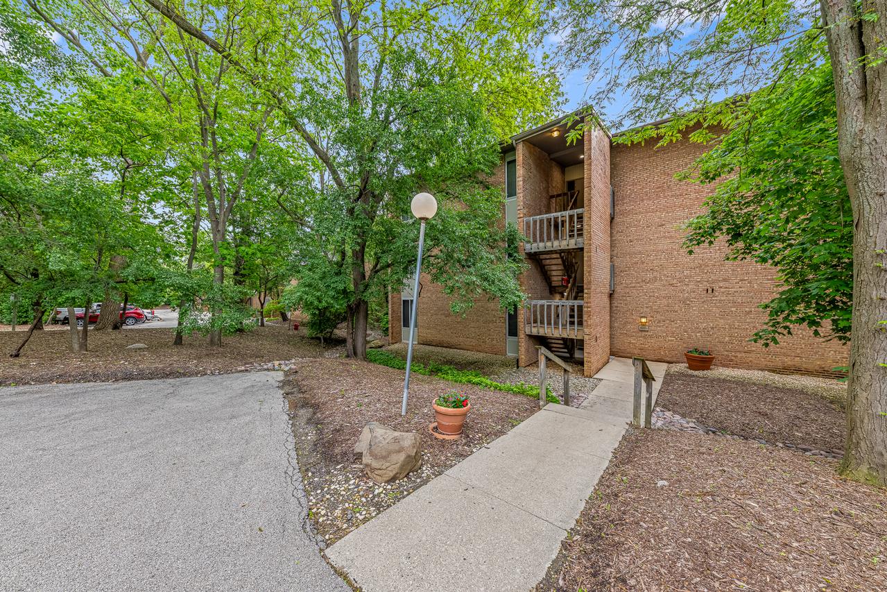 6015 Forest View Rd. #2A, Lisle, IL 60532