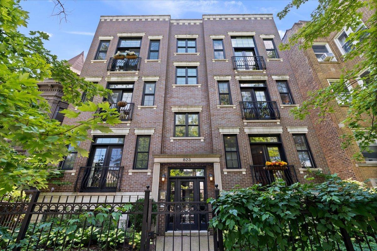 823 W Wolfram St. #2E, Chicago, IL 60657