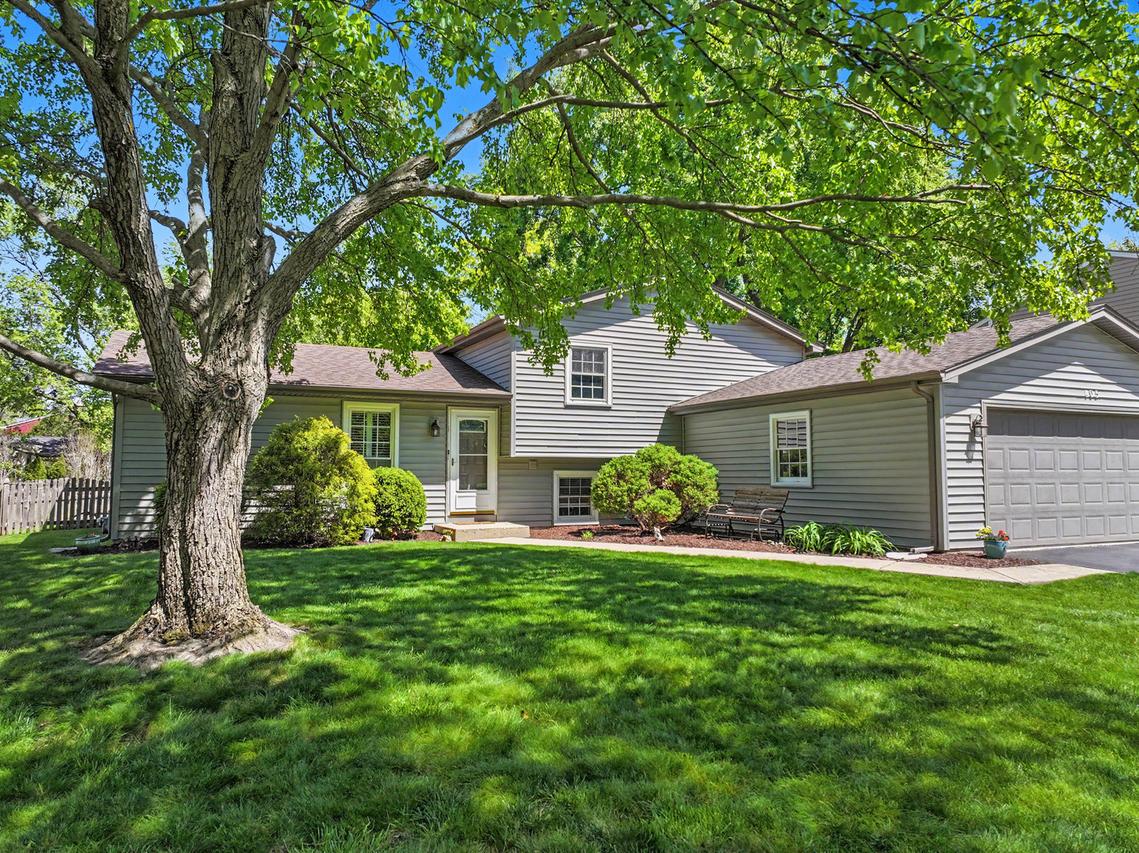 405 Carriage Hill Rd., Naperville, IL 60565