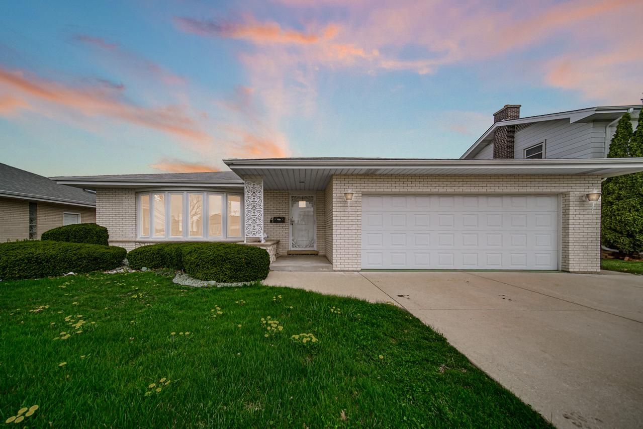 10916 Kingston St., Westchester, IL 60154