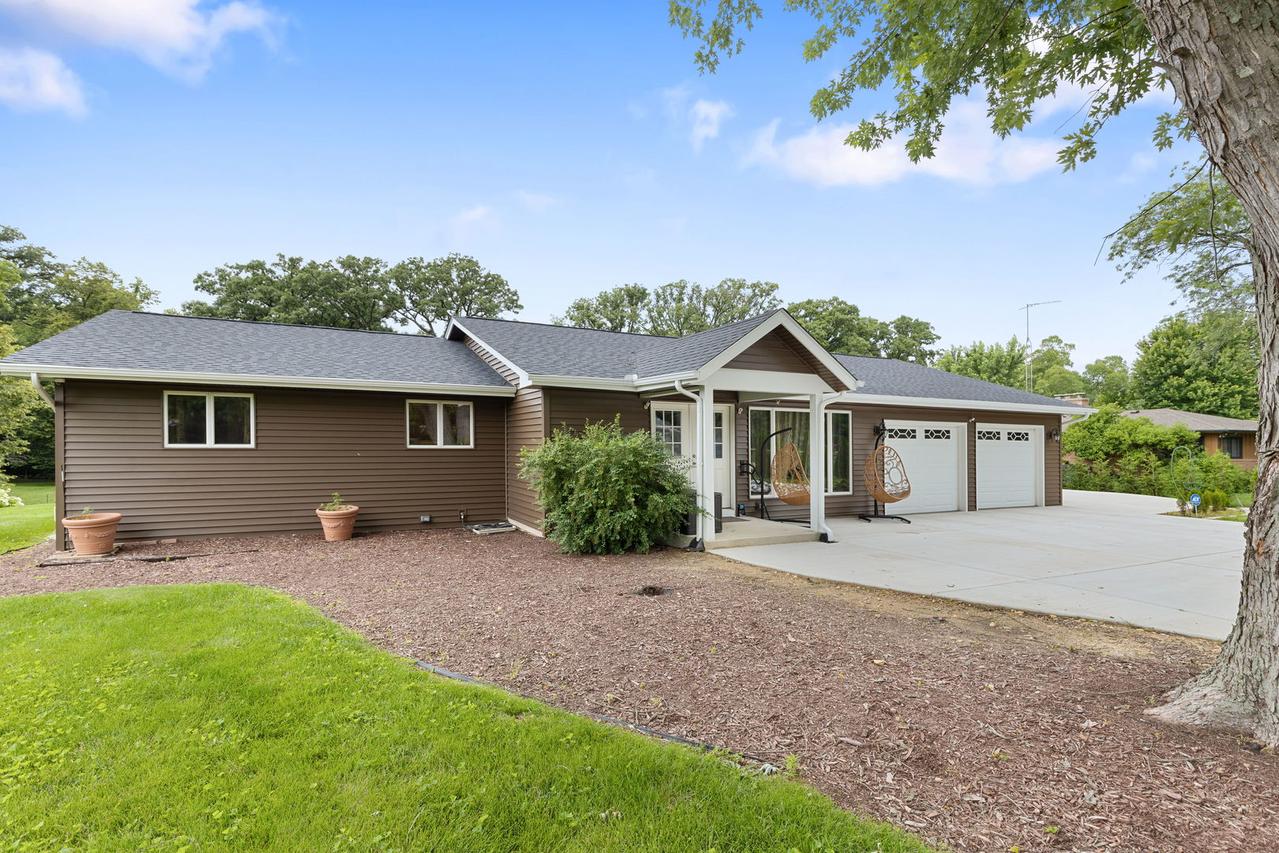 83 S Linden Dr., Plano, IL 60545