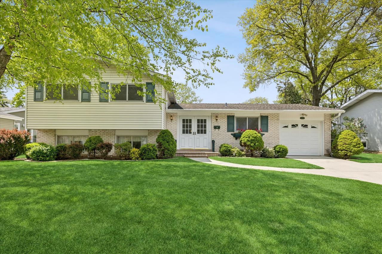 2406 N Lafayette St., Arlington Heights, IL 60004