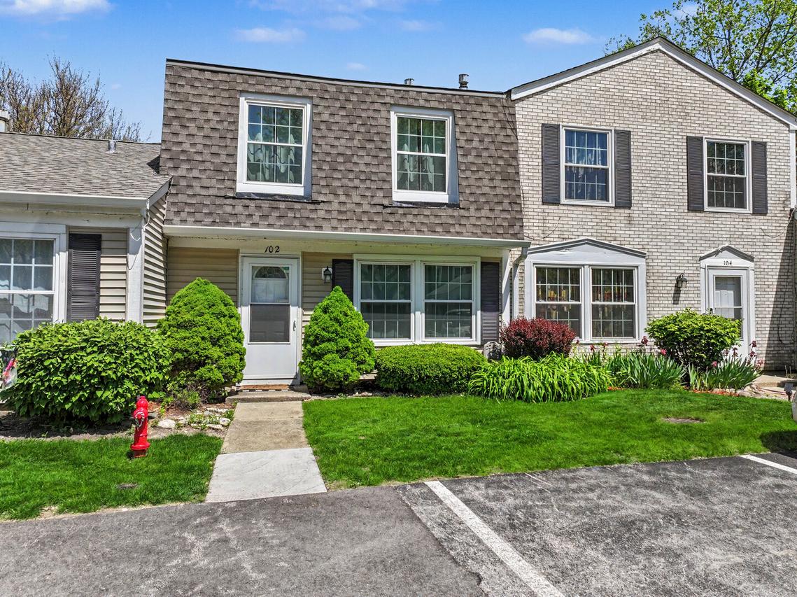 102 Bright Oaks Cir., Cary, IL 60013