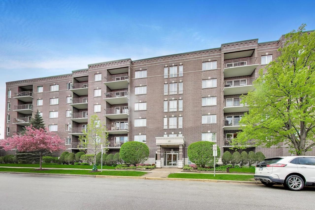 1327 Brown St. #407, Des Plaines, IL 60016