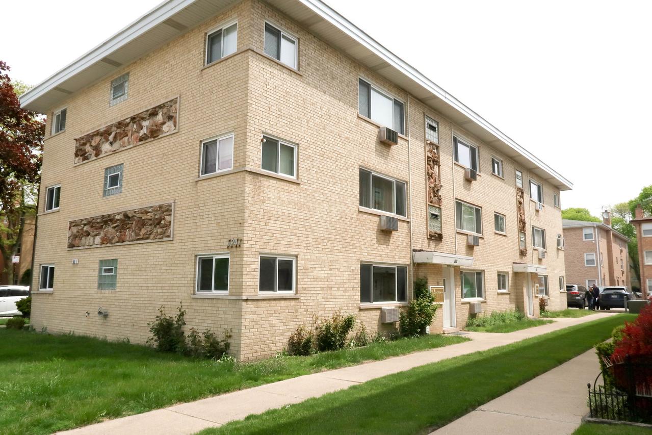 5241 N East River Rd. #1B, Chicago, IL 60656