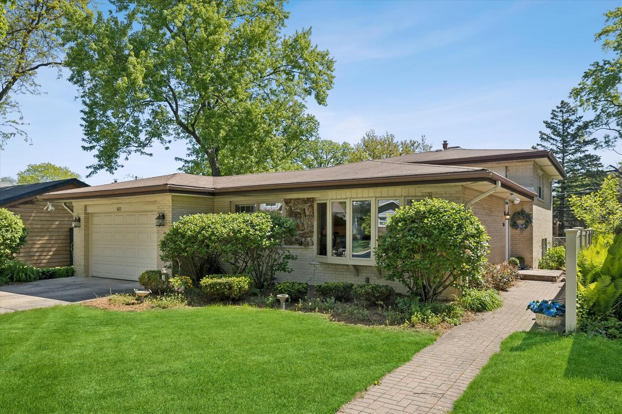 827 N Douglas Ave., Arlington Heights, IL 60004