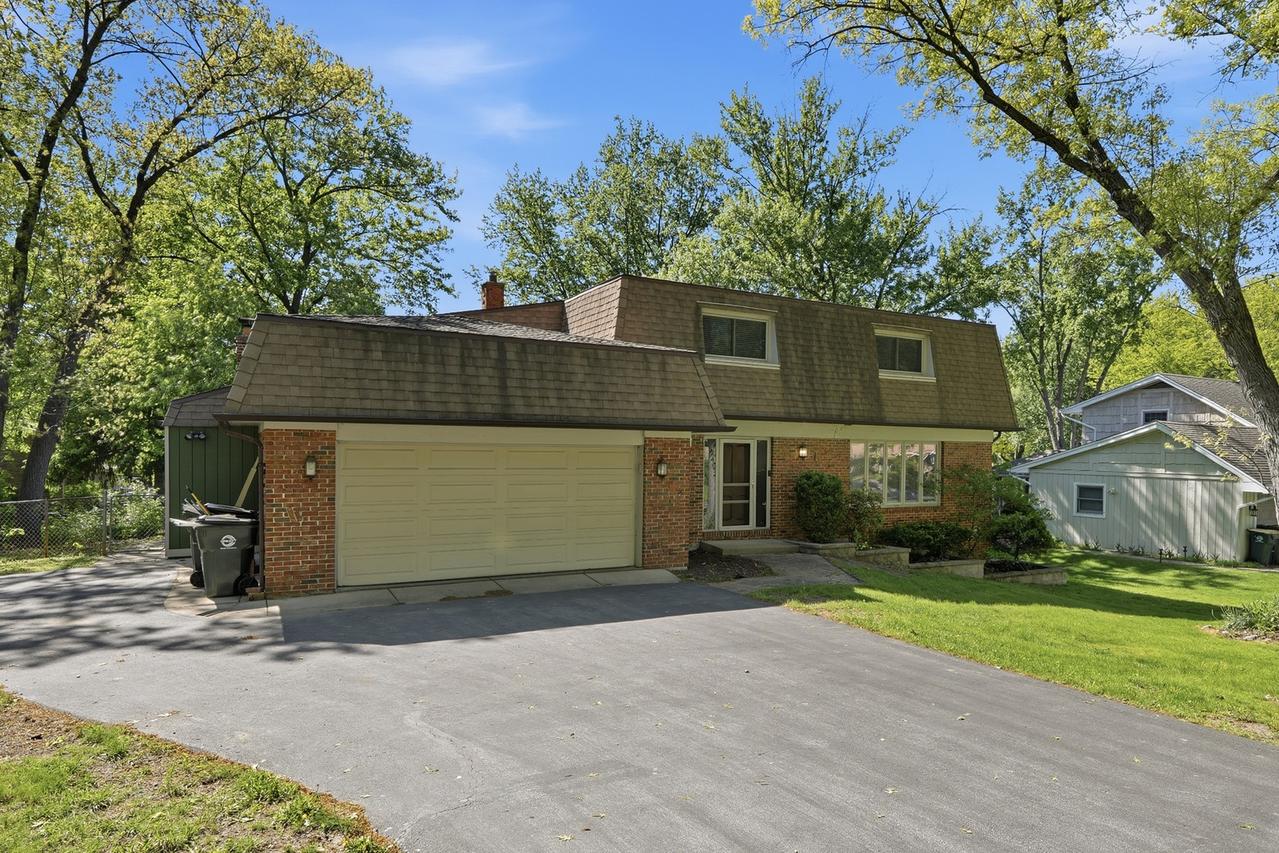 10S324 E Hampshire Ln., Willowbrook, IL 60527
