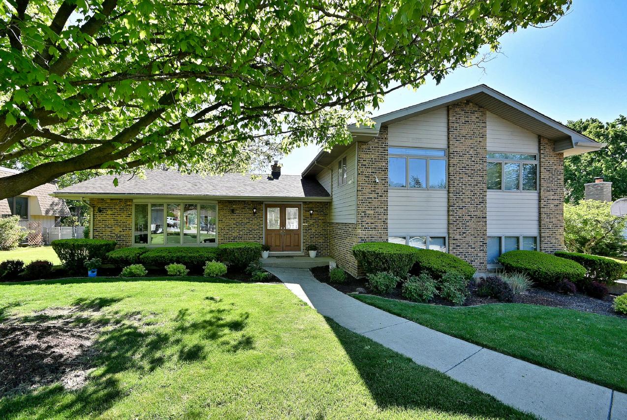 9S631 William Dr., Burr Ridge, IL 60527