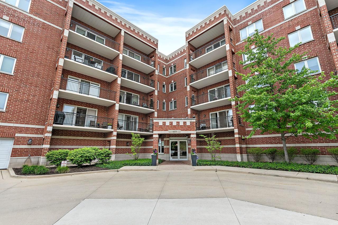 455 W Front St. #201, Wheaton, IL 60187