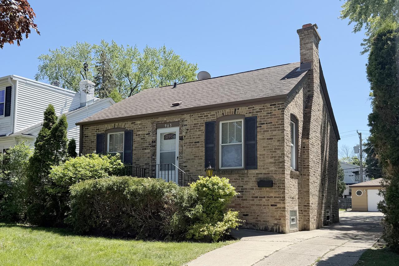 963 E Prairie St., Des Plaines, IL 60016
