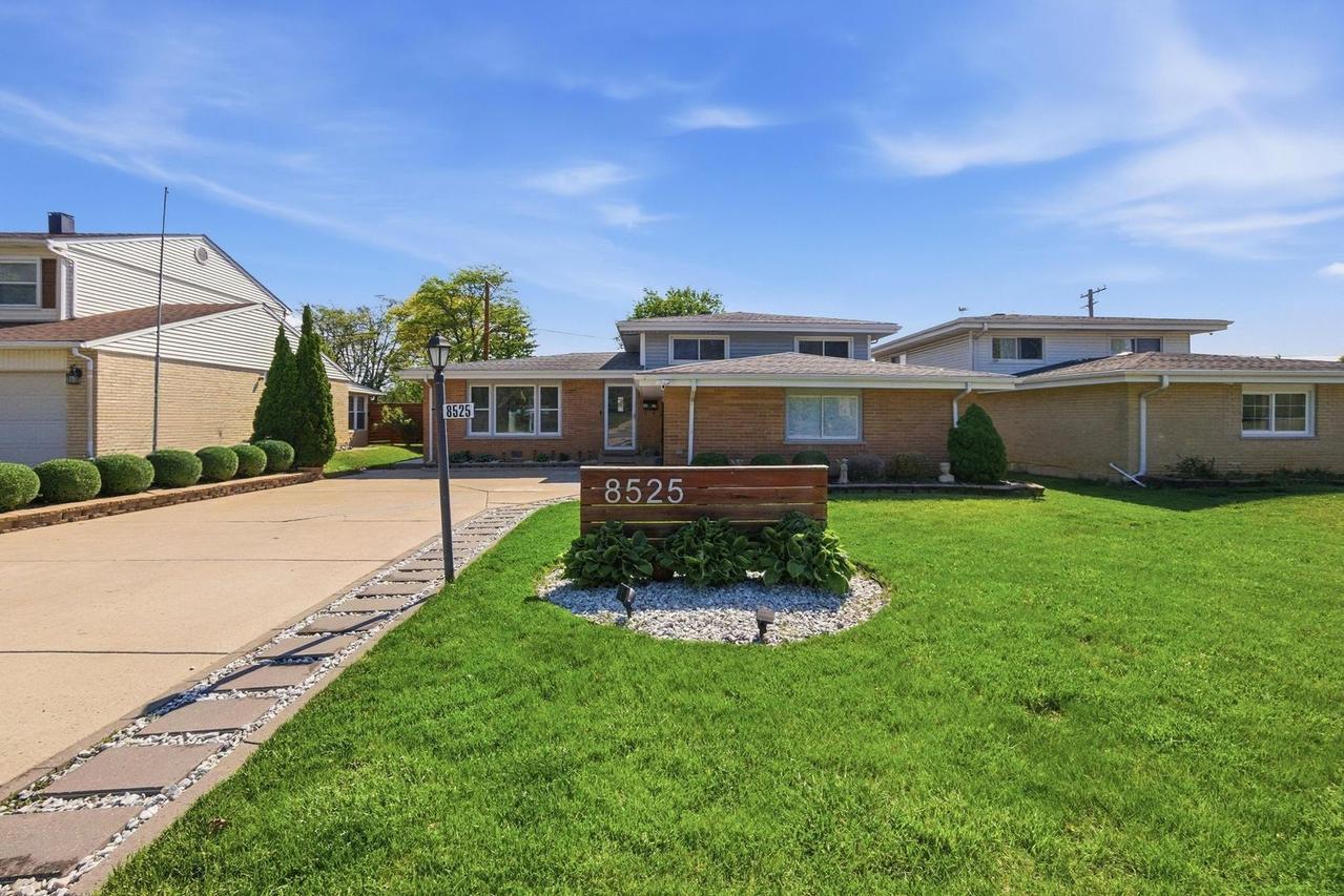 8525 Blue Ridge Ave., Hickory Hills, IL 60457