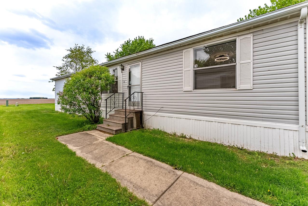25 Cedar Ln., Sandwich, IL 60548