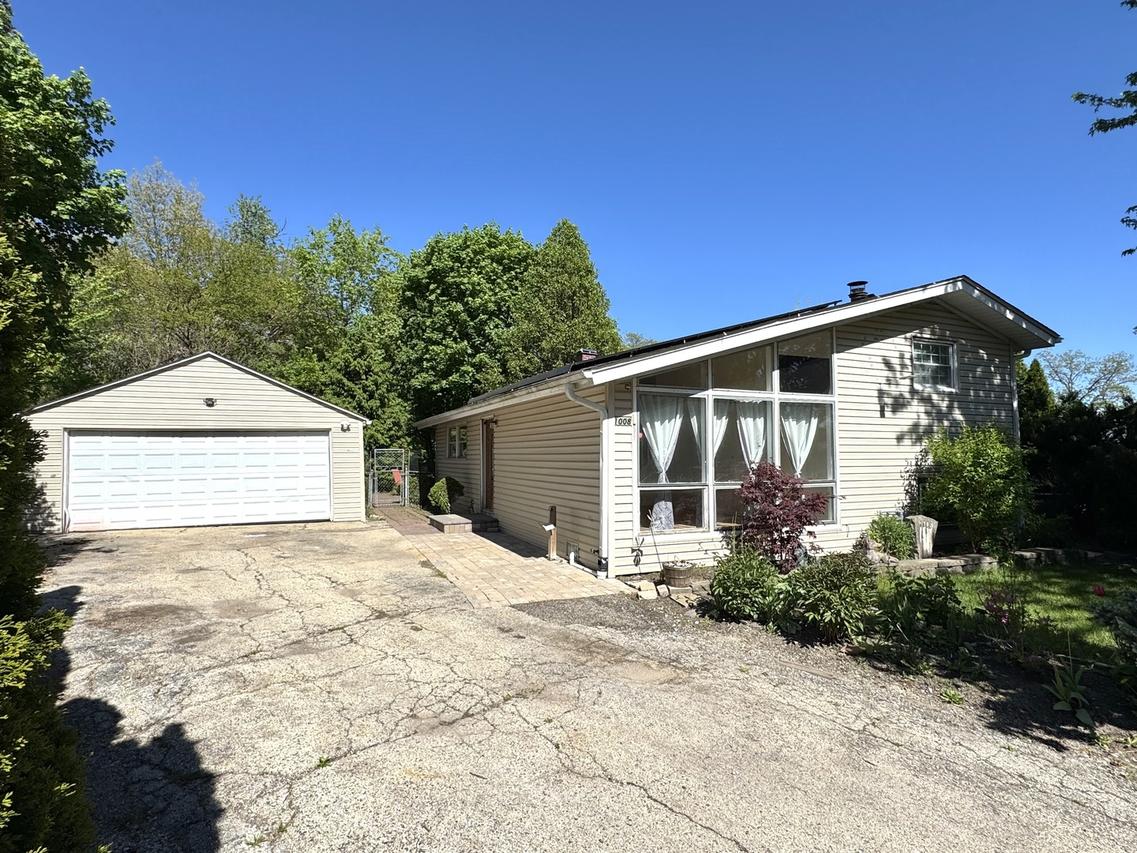 1008 Adams Ct., Carpentersville, IL 60110