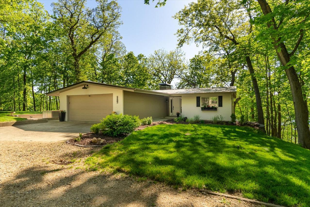 1127 Loganberry Ln., Varna, IL 61375